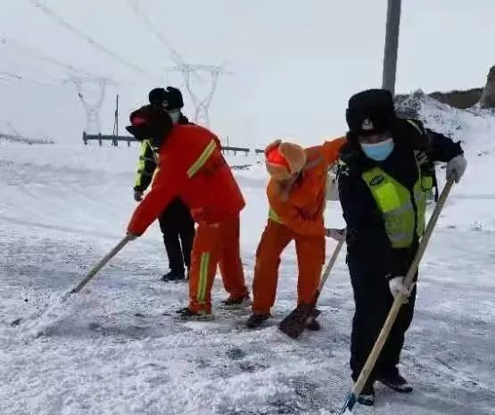 辅警赤膊铲雪，无畏严寒展现人间温暖